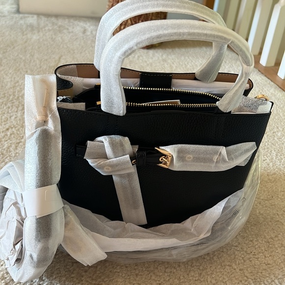 MICHAEL KORS CROSSBODY PURSES SUPER CUTE NEW AUTHENTIC 9x8 TWO TONE COLOR - Picture 5 of 10